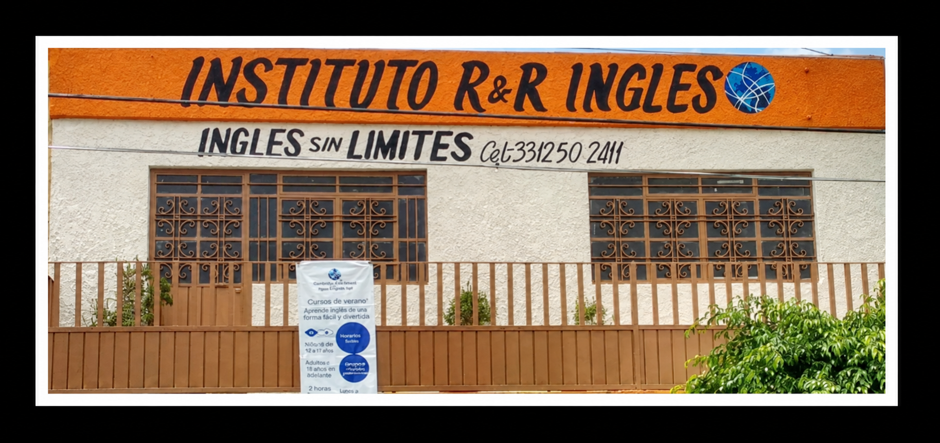 Fachada del Instituto R&R Inglés con su nombre, el lema Inglés Sin Límites y el celular 33 1250 2411